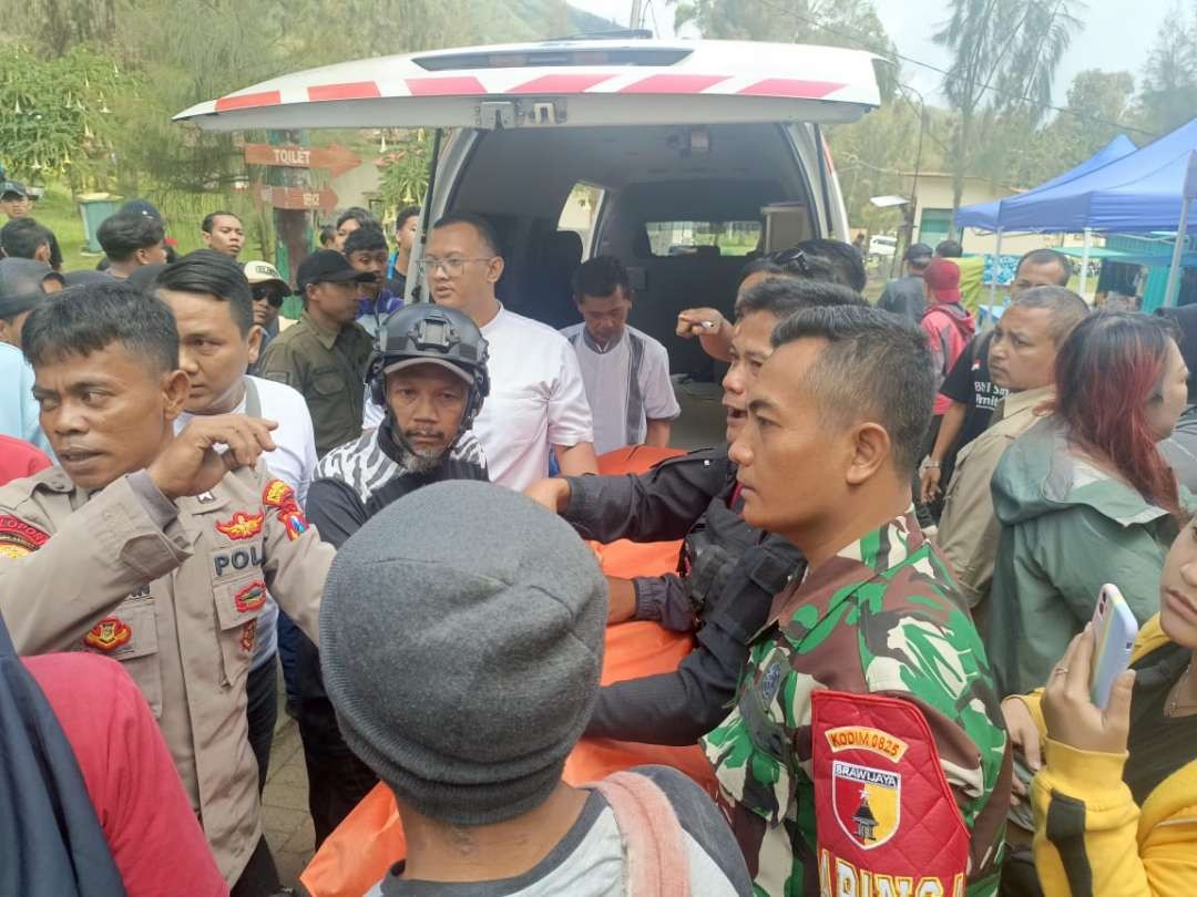 Proses evakuasi warga negara asing (WNA), yang meninggal di Taman Wisata Alam (TWA) Kawah Ijen. (Foto: Istimewa)