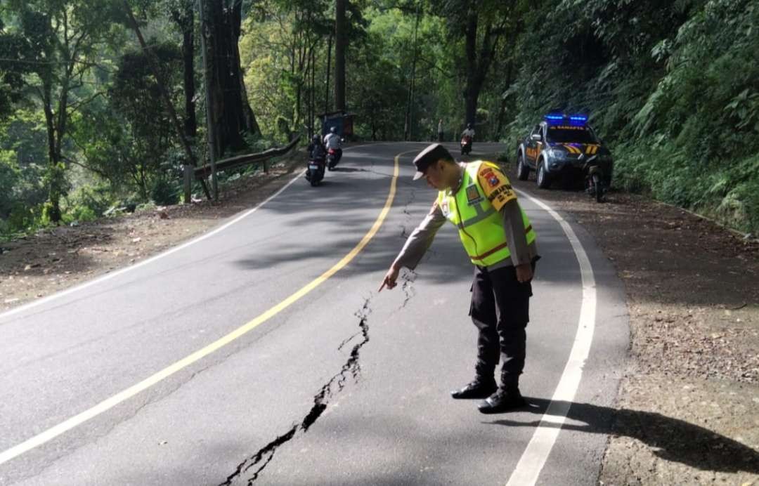 Polisi saat memantau retakan jalan di Jalur Gumitir, Desa Sidomulyo, Kecamatan Silo (Foto: Dok Polsek Sempolan)