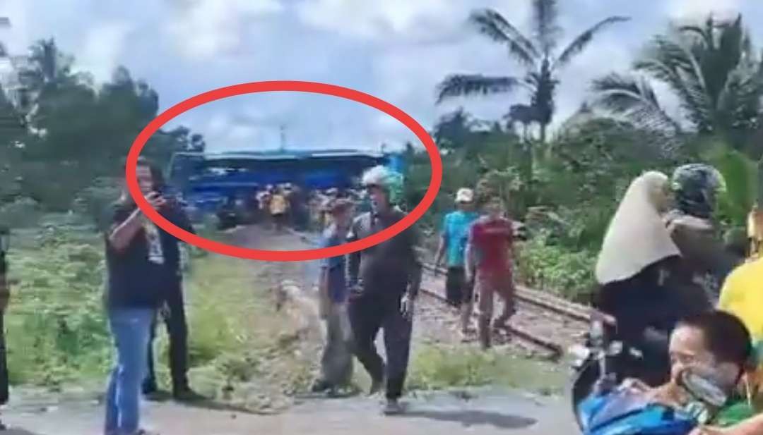 Bus Putra Sulung posisinya melintang di rel kereta api. (Foto: Sahabat Komunitas Kereta)