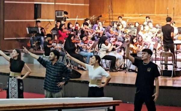 Para pendukung konser musikal Memeluk Mimpi-Mimpi oleh Kementerian Pendidikan, Kebudayaan, Riset, dan Teknologi sedang latihan. (Foto: Istimewa)