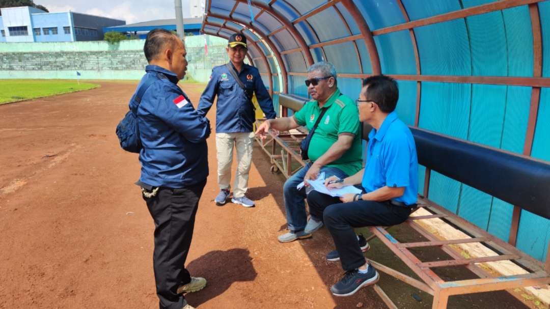 Delegasi KONI Jatim saat meninjau Stadion Gajayana, Kota Malang. (Foto: Istimewa)