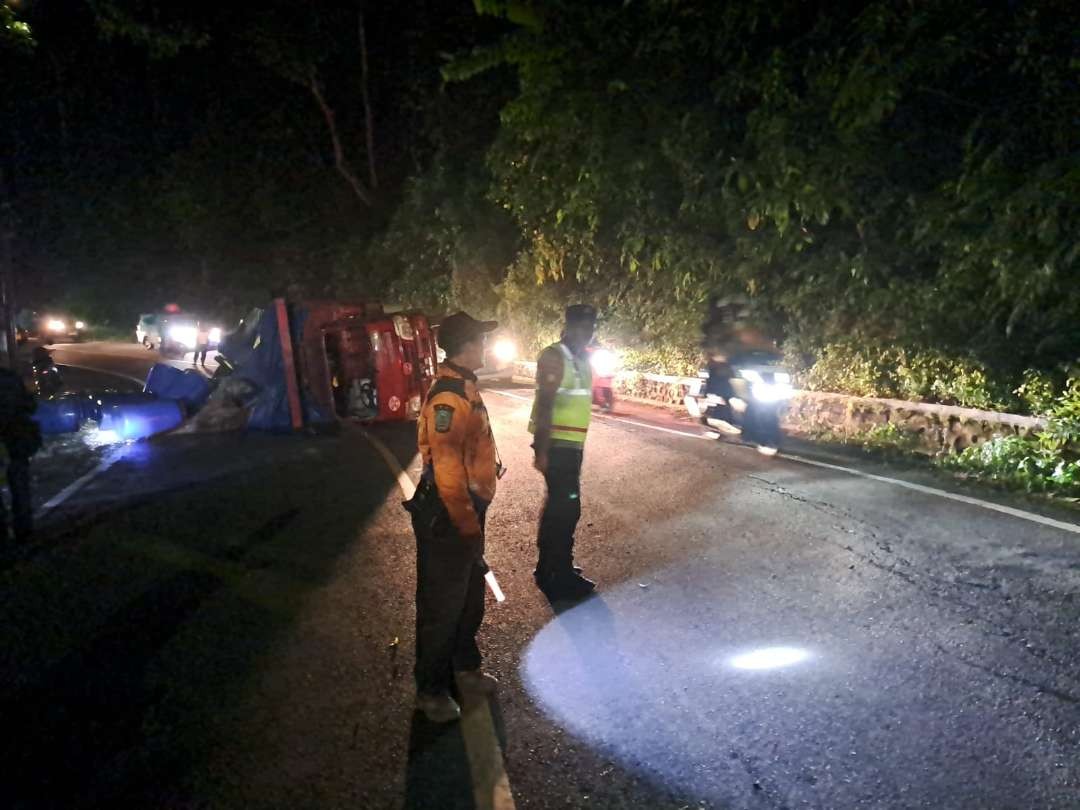 Petugas gabungan saat mengatur arus lalu lintas di lokasi kecelakaan truk muatan ikan (Foto: Dok Polsek Sempolan)