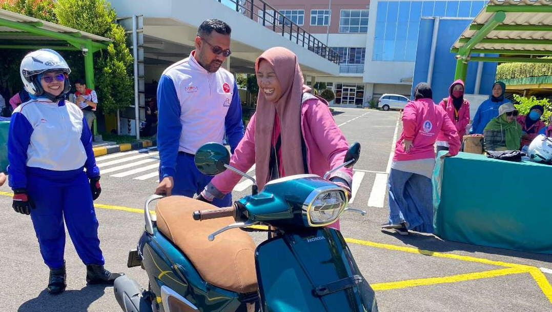 Edukasi safety riding kepada pengendara perempuan. (Foto: MPM Honda Jatim)