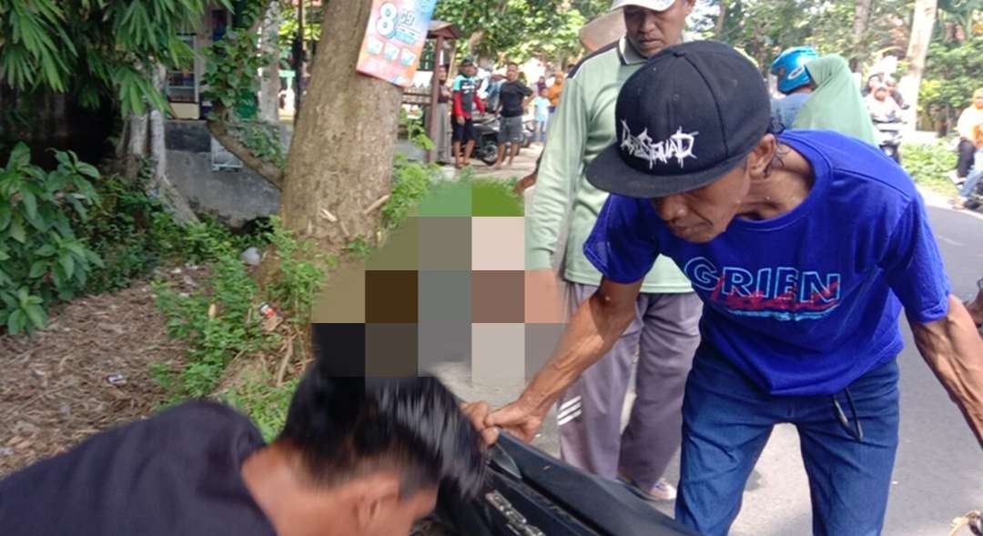 Warga saat menolong korban kecelakaan tunggal di Desa Sumberejo, Ambulu (Foto: Dok Polsek Ambulu)