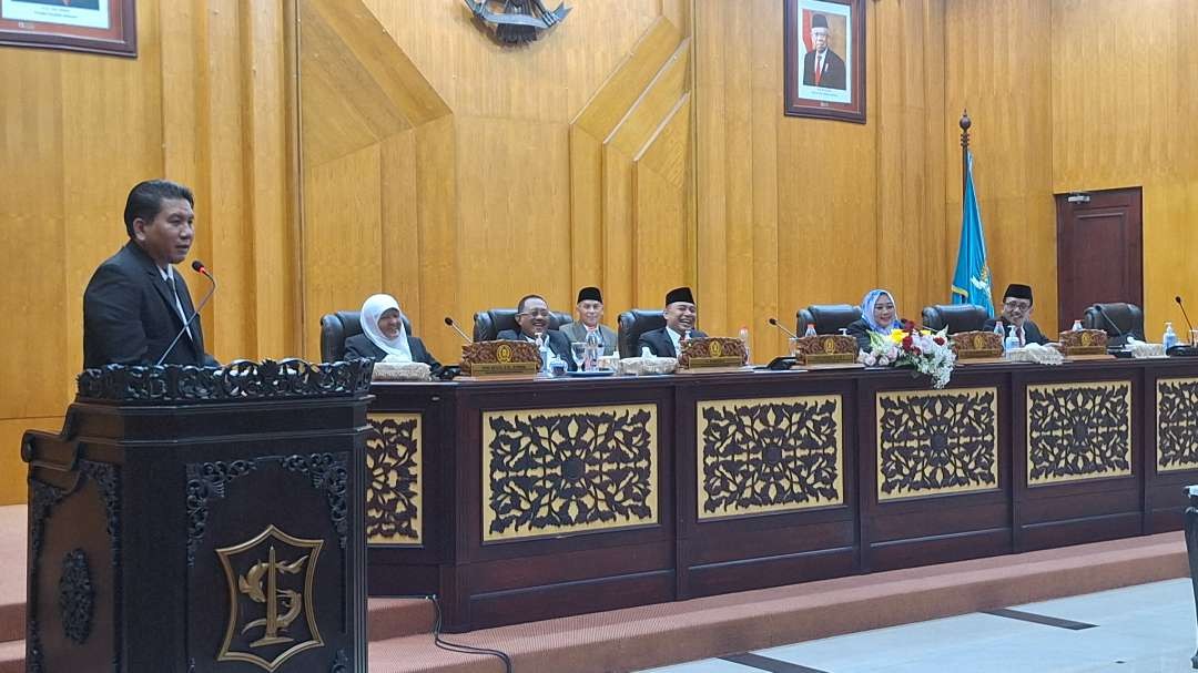 Tampak Walikota Surabaya Eri Cahyadi dan Wakil Walikota Surabaya Armuji, menghadiri rapat paripurna DPRD Kota Surabaya, Senin 22 April 2024. (Foto: Julianus Palermo/Ngopibareng.id)