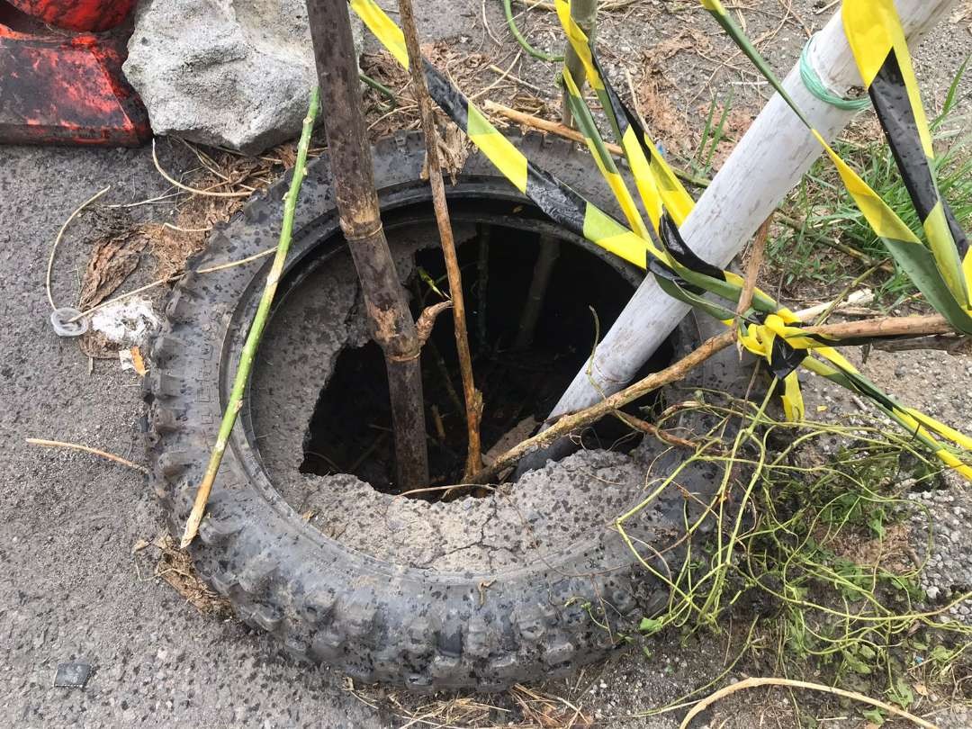 Jembatan Sungai Bandung di Desa Karangsono, Kecamatan Kanigoro, Kabupaten Blitar berlubang dan di sekitarnya aspalnya mulai retak hampir separuh. (Foto: Choirul Anam/Ngopibareng.id)