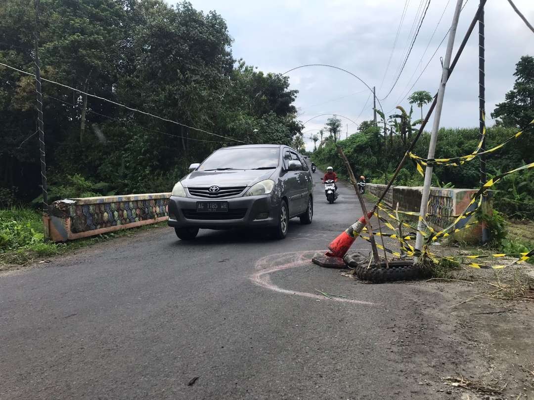 Jembatan Sungai Bandung di Desa Karangsono, Kecamatan Kanigoro, Kabupaten Blitar berlubang dan di sekitarnya aspalnya mulai retak hampir separuh. (Foto: Choirul Anam/Ngopibareng.id)