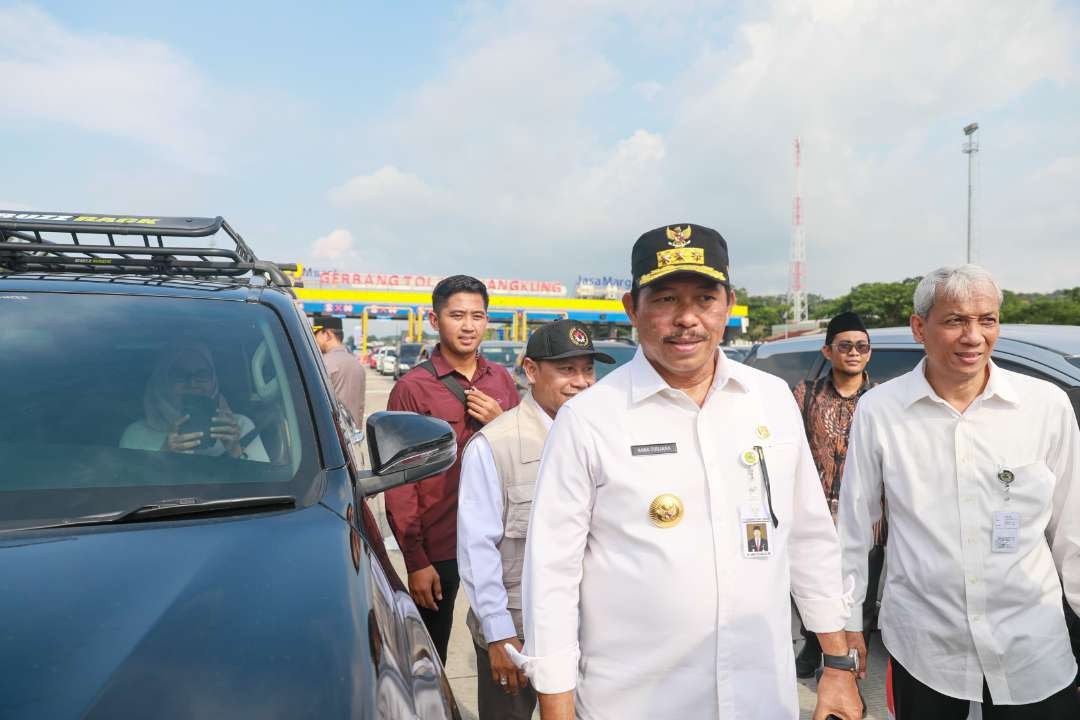 Pj Gubernur Jawa Tengah Nana Sudjana saat memantau arus balik. (Foto: Pemprov Jawa Tengah)