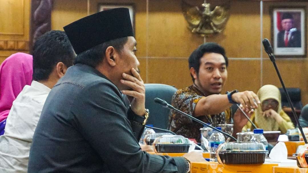 Pakar Hukum Rusdi saat menyampaikan paparan di depan Ketua Komisi A DPRD Sidoarjo (foto: Aini/Ngopibareng.id)