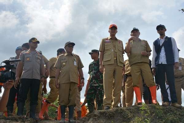 Penjabat Gubernur Jawa Tengah, Nana Sudjana meninjau lokasi banjir di Kabupaten Jepara dan Kabupaten Demak, Senin, 18 Maret 2024.Tinjauan ke lokasi tersebut dilakukan bersama dengan Kepala Badan Nasional Penanggulangan Bencana (BNPB), Kepala Badan Meteorologi Klimatologi dan Geofisika (BMKG), dan Komisi VIII DPR.  (Foto: Istimewa)