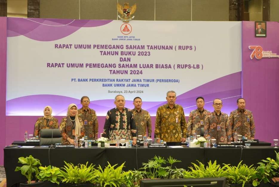 Jajaran komisaris dan direksi Bank UMKM Jatim dalam Rapat Umum Pemegang Saham Tahunan. (Foto: Pita Sari/Ngopibareng.id)