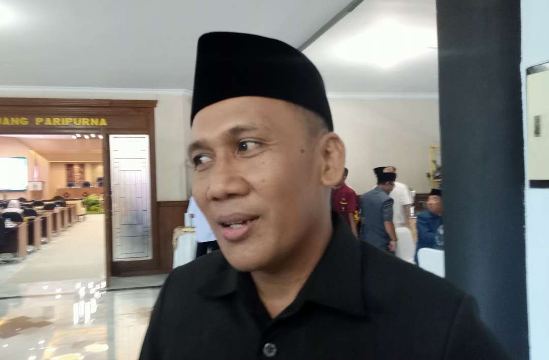 Sekretaris DPD Partai Golkar Tuban, Suratmin memberikan keterangan terkait persiapan Pilkada serentak 2024 (Foto: Khoirul Huda/Ngopibareng.id)