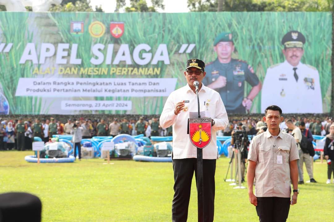 Pj Gubernur Jawa Tengah Nana Sudjana memberikan sambutan saat mendampingi Menteri Pertanian Andi Amran Sulaiman menyerahkan bantuan alsintan di Makodam IV/Diponegoro, Selasa, 23 April 2024. (Foto: Pemprov Jateng)