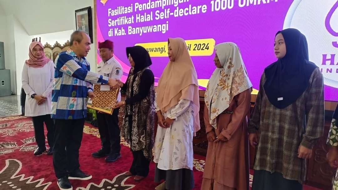 Penyerahan sertifikat halal kepada pelaku UMKM dan RPH (foto: Muh Hujaini/ngopibareng.id)