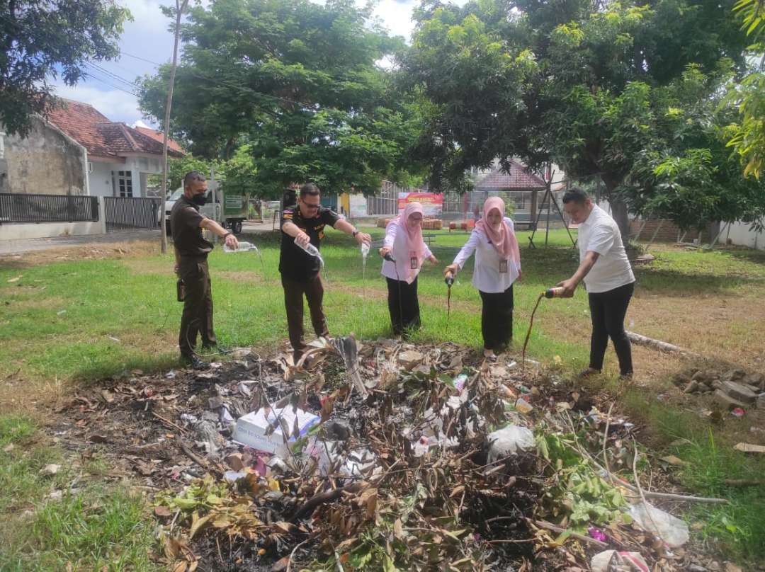 Ribuan botol minuman keras dimusnahkan dengan cara dibuang ke dalam lubang (foto: istimewa)