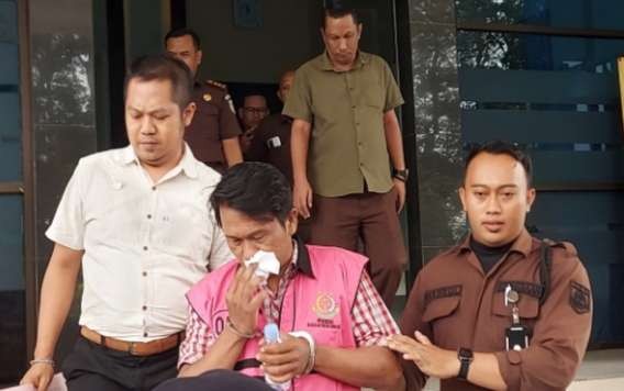 Mantan Kades Binakal berinisial SA dibawa Kejari Bondowoso untuk dititipkan ke Lapas Kelas IiB Bondowoso. (Foto: Guido/Ngopibareng.id)