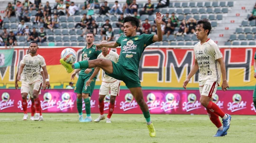 Pemain Persebaya, Kasim Botan saat melawan Bali United di Stadion Gelora Bung Tomo, Surabaya, Rabu 24 April 2024. (Foto: Fariz Yarbo/Ngopibareng.id)