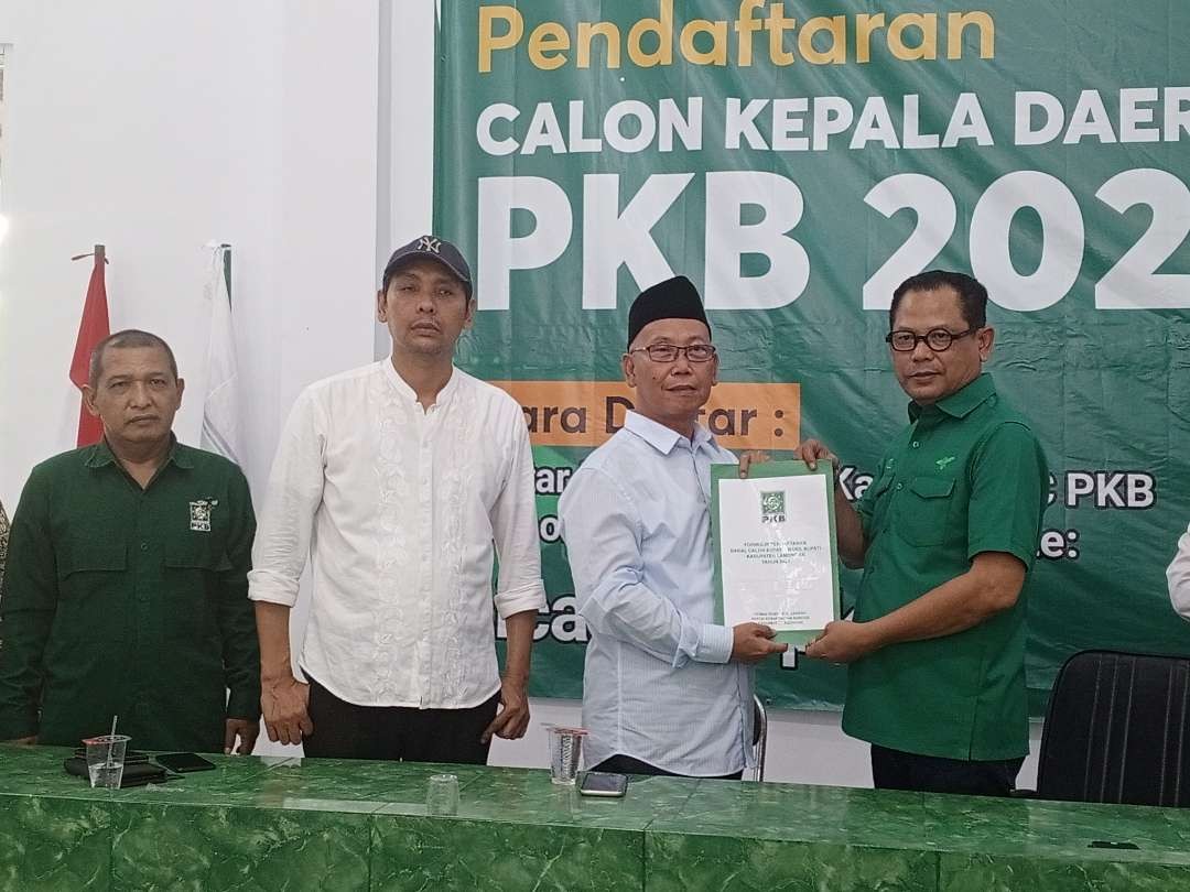 Khusnul Yaqin saat mendaftar di DPC PKB Lamongan (Foto: Imron Rosidi/ngopibareng.id)