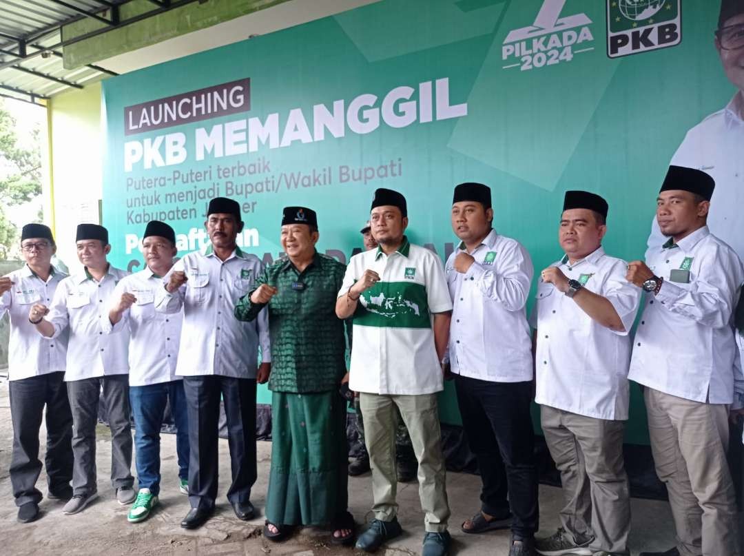 Bupati Jember Hendy Siswanto foto bersama tim Desk Pilkada DPC PKB Jember (Foto: Rusdi/Ngopibareng.id)