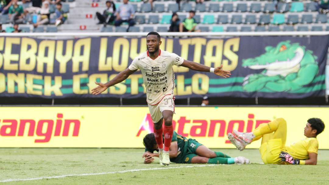 Pemain Bali United, Privat Mbarga melakukan selebrasi usai menjebol gawang Persebaya di Stadion Gelora Bung Tomo, Surabaya, Rabu 24 April 2024. (Foto: Fariz Yarbo/Ngopibareng.id)