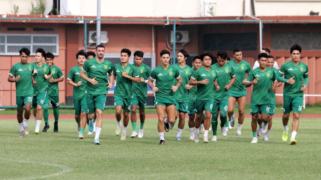 Pemain Persebaya saat menjalani latihan di Lapangan Thor, Surabaya. (Foto: Fariz Yarbo/Ngopibareng.id)