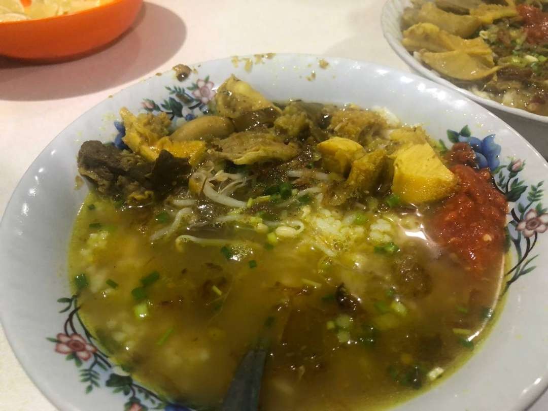 Satu porsi soto campur, menu di soto daging lamongan Pak Di. (Foto: Hanifah Dewi/Ngopibareng.id)