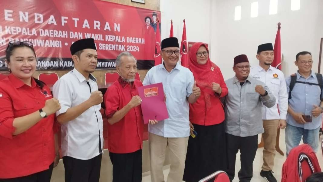 Abdul Kadir bersama tim mengambil formulir pendaftaran Bacabup dari  PDI Perjuangan. (Foto: Muh Hujaini/Ngopibareng.id)