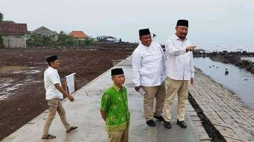 Sumail Abdullah saat melihat tanggul penahan ombak di Desa Alasbuluh, Kecamatan Wongsorejo, Banyuwangi, sudah selesai dibangun. (Foto: Muh Hujaini/Ngopibareng.id)