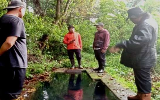 Salah satu air bersih sumber mata air diduga tercemar proyek pengeboran geothermal PLTP Ijen Bondowoso. (Foto: Dokumentasi Pemdes Kalianyar Ijen)