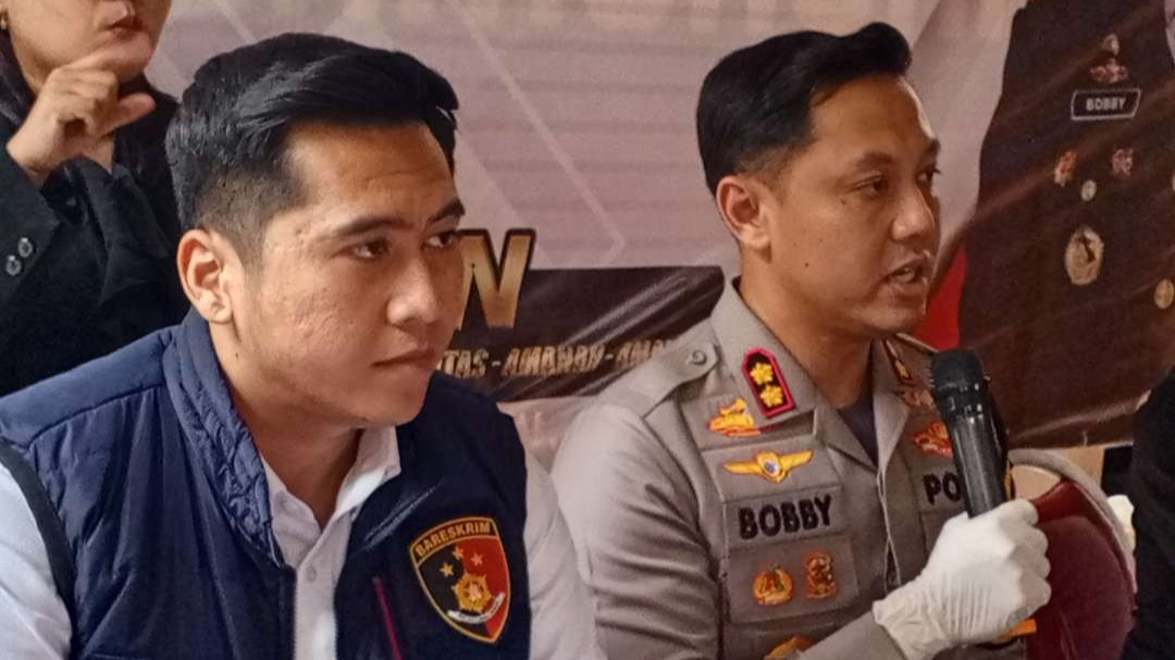 Kasat Reskrim Polres Lamongan, AKP I Made Suryadinata saat mendampingi Kapolres Lamongan AKBP Bobby Chondroputraa dalam sebuah konferensi pers (foto : Imron Rosidi/ngooibareng.id)