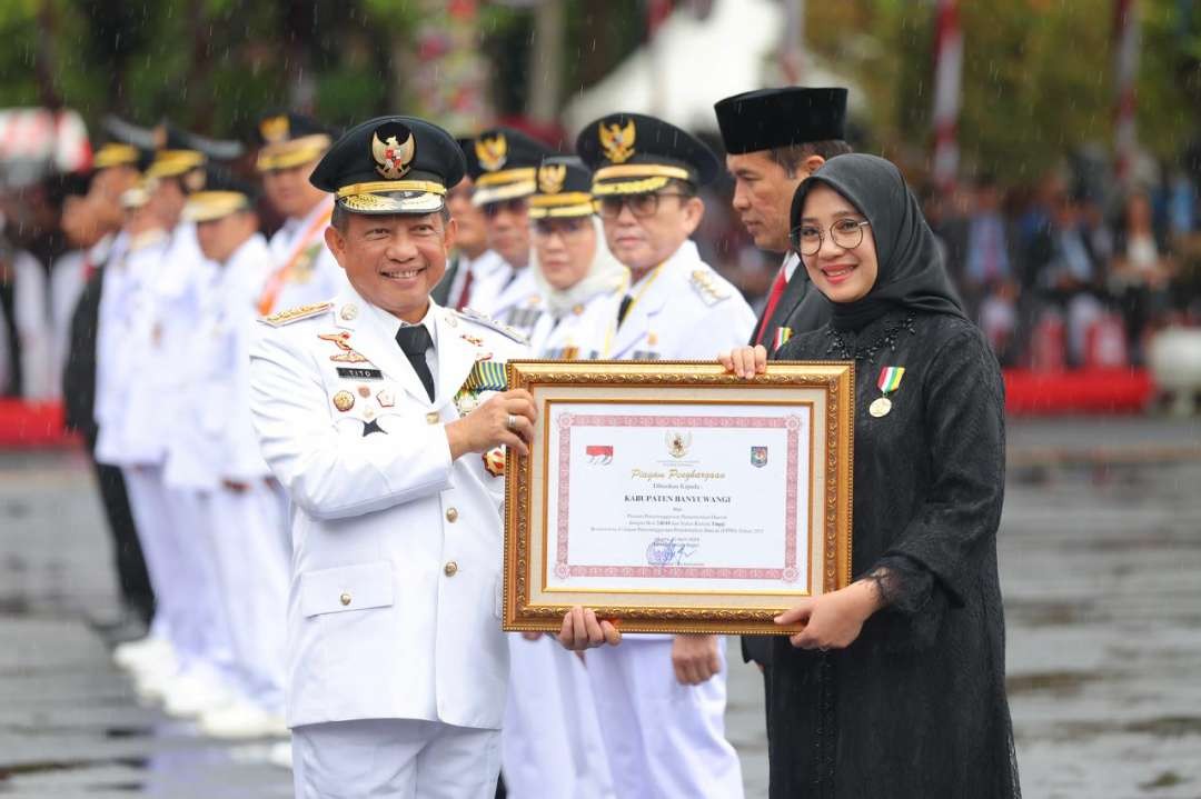 Bupati Banyuwangi Ipuk Fiestiandani menerima piagam Satyalancana Karya Bhakti Praja Nugraha dari Menteri Dalam Negeri (Mendagri) Tito Karnavian di Balai Kota Surabaya, di puncak peringatan Hari Otonomi Daerah (OTDA) XXVIII, Kamis 25 April 2024. (Foto: Humas Pemkab Banyuwangi)