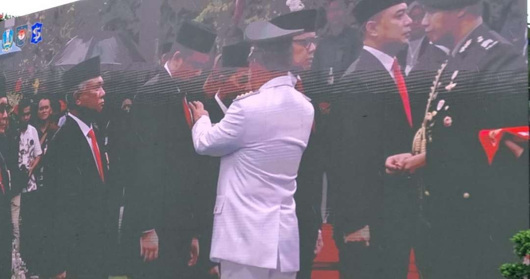 Penyematan Tanda Kehormatan Satyalancana oleh Mendagri Tito Karnavian kepada 14 kepala daerah di Balai Kota Surabaya, Kamis 25 April 2024. (Foto: Pita Sari/Ngopibareng.id)