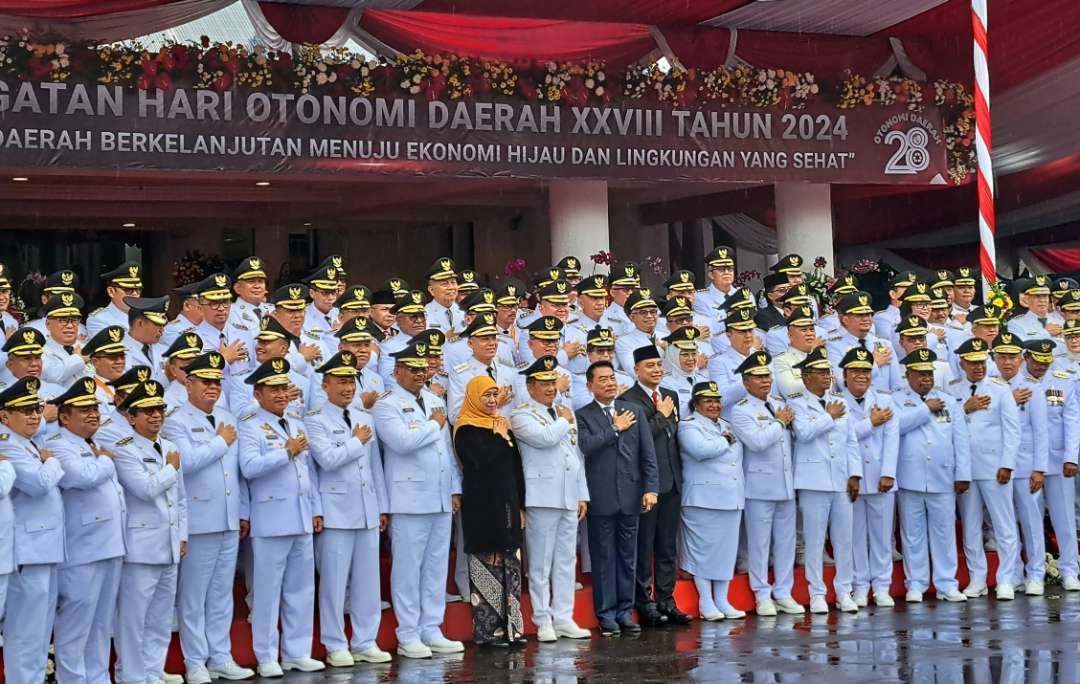Mendagri, Tito Karnavian saat berfoto bersama Gubernur, Walikota, Bupati yang hadir dalam upacara Otoda tahun 2024 di Balai Kota. (Foto: Pita Sari/Ngopibareng.id)