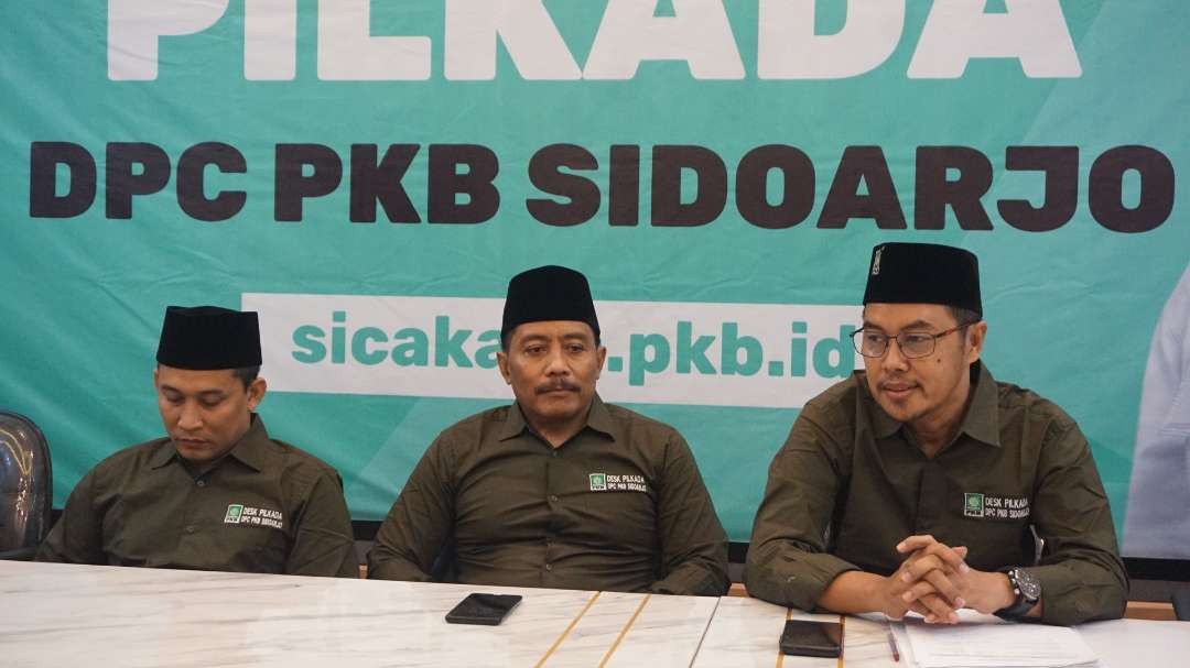 DPC PKB Sidoarjo saat menyampaikan pembukaan pendaftaran cakada (Foto :Aini/Ngopibareng.id)