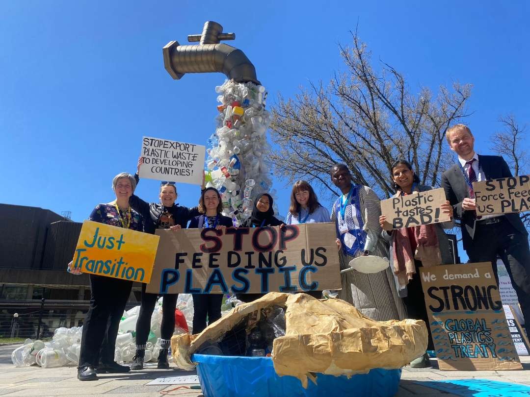 Para aktivis dari berbagai negara saat aksi Mereka melakukan aksi dilakukan di depan sculpture, sebuah instalasi seni tiga dimensi berupa kran air diangkasa yang mengeluarkan botol plastik merupakan Karya Von Wong. (Foto: istimewa)