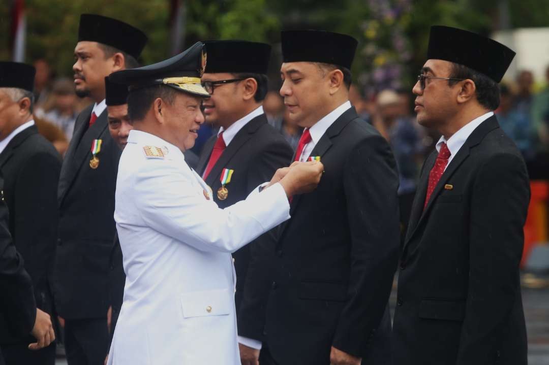 Walikota Surabaya Eri Cahyadi saat menerima Satyalancana Karya Bhakti Praja Nugraha dari Presiden Republik Indonesia Joko Widodo. Penghargaan ini diserahkan oleh Menteri Dalam Negeri M. Tito Karnavian dalam Upacara Peringatan Hari Otonomi Daerah (Otoda) ke XXVIII, Kamis 25 April yang lalu. (Foto: Pemkot Surabaya)