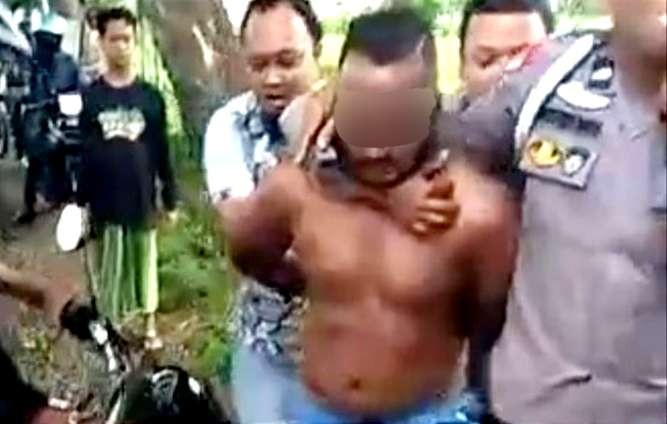 Pencuri sepeda motor asal Probolinggo ditangkap polisi Polsek Banyuglugur Situbondo usai melakukan aksi curanmor. (Foto: Dokumentasi Polsek Banyuglugur Situbondo)