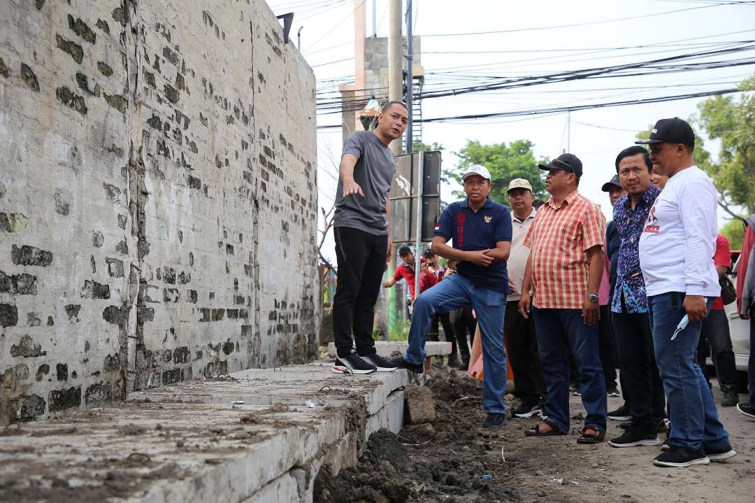 Walikota Surabaya Eri Cahyadi saat memeriksa salah satu pembangunan infrastruktur di Kota Surabaya. (Foto: Pemkot Surabaya)