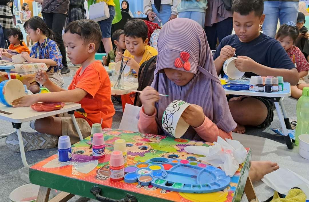 Kegiatan lomba menghias mangkuk untuk desain produk mie sehat Ayumie. (Foto: Pita Sari/Ngopibareng.id)