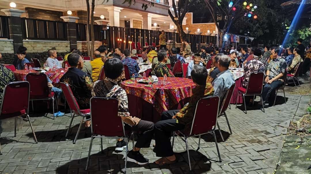 Warga RT 08/RW 01 Pagesangan Baru, Surabaya, mengikuti kegiatan halal bihalal. (Foto: Fariz Yarbo/Ngopibareng.id)