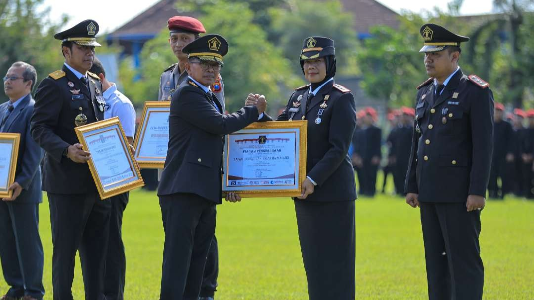 Kakanwil Kemenkumham Jatim menyerahkan penghargaan lapas/rutan terbaik saat Upacara Peringatan Hari Bhakti Pemasyarakatan. (Foto: Aini Arifin/Ngopibareng.id)