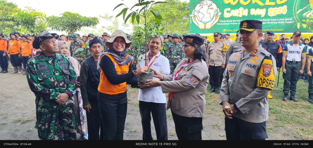 Hari Bumi, BPBD Kota Kediri lepas ribuan benih Ikan local di Sungai Brantas  dan Tanam Pohon (Foto: Fendi Lesmana/ngopibareng.id)