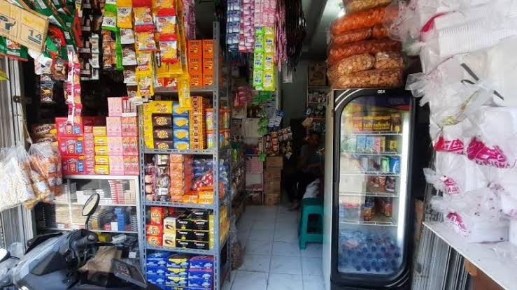 Warung kelontong Madura, yang menjamur di pelbagai daerah di Indonesia. (Foto:dok/ngopibareng.id)