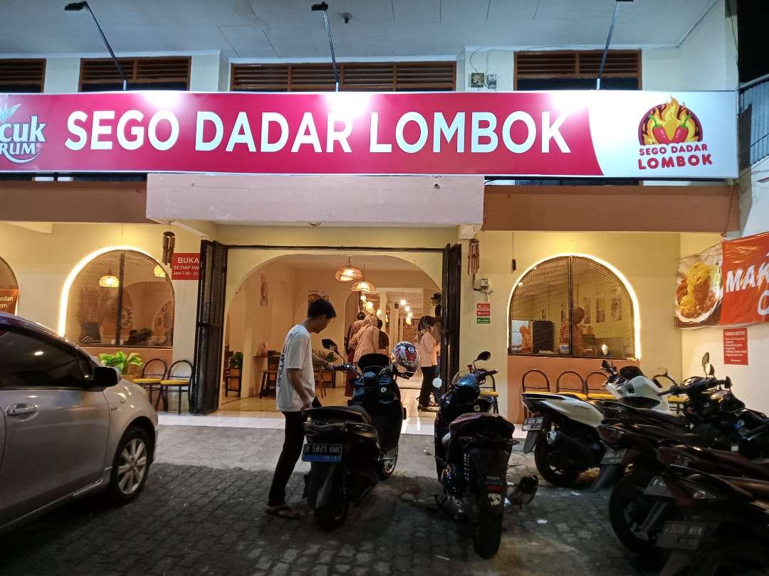 Restoran sego dadar lombok, harga Rp 13.000 mangan sak wareke atau makan sepuasnya. (Foto: Asmanu Sudarso/Ngopibareng.id)