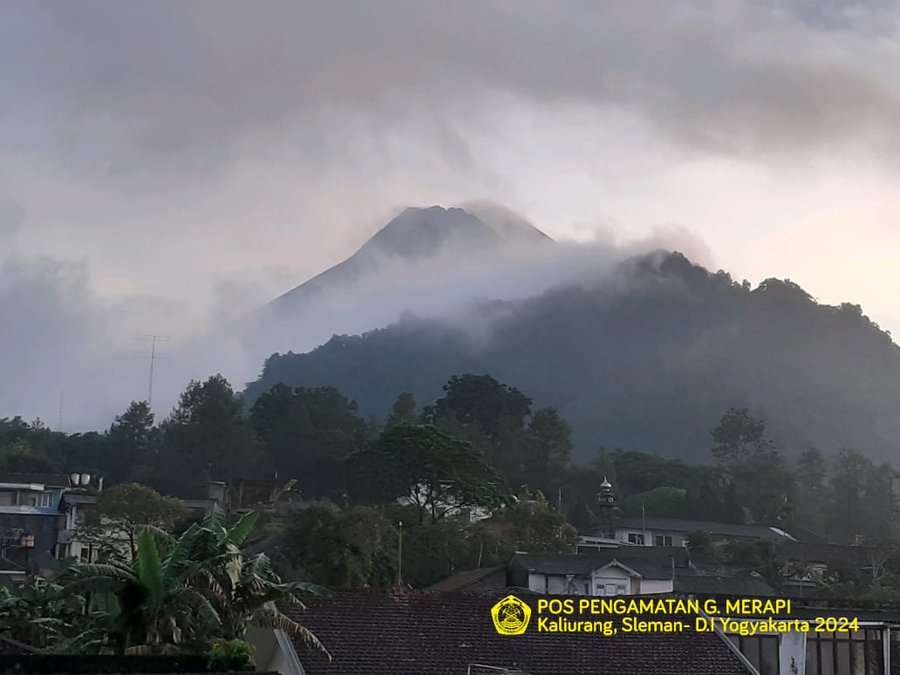 Penampakan Gunung Merapi dari Pos Kaliurang, Sleman, Yogyakarta pada Sabtu 27 April 2024. (Foto: dok. magma.esdm)