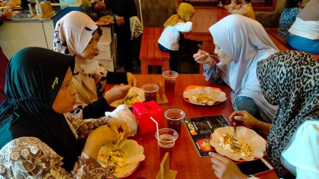 Sejumlah pembeli sedang menikmati nasi pecel di warung Mbah Sri, Jalan AA. Maramis, Kota Probolinggo. (Foto: Ikhsan Mahmudi/Ngopibareng.id)