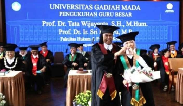 Pasangan suami istri (pasutri), Prof. Dr. Tata Wijayanta, S.H., M. Hum., dari Fakultas Hukum dan Prof. Dr. Ir. Sri Rahayu, M.P., dari Fakultas Kehutanan, dikukuhkan menjadi Guru Besar UGM. (Foto: UGM)