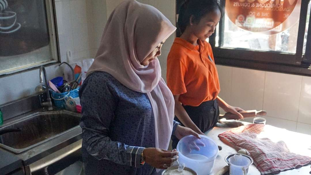 Penjual donat di Sidoarjo, Jawa Timur, keluhkan harga gula pasir semakin naik. (Foto: Aini Arifin/Ngopibareng.id)