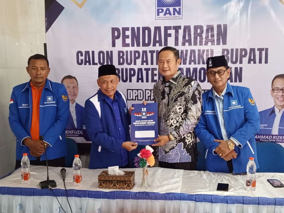 Ketua DPD PAN Lamongan, Ali Mahfud menerima pengembalian formulir pendaftaran Bupati petahana, Yuhronur Efendi untuk mendapatkan rekomendasi sebagai bakal calon Bupati Lamongan dalam Pilkada, November 2024. (Foto: Imron Rosidi/Ngopibareng.id)