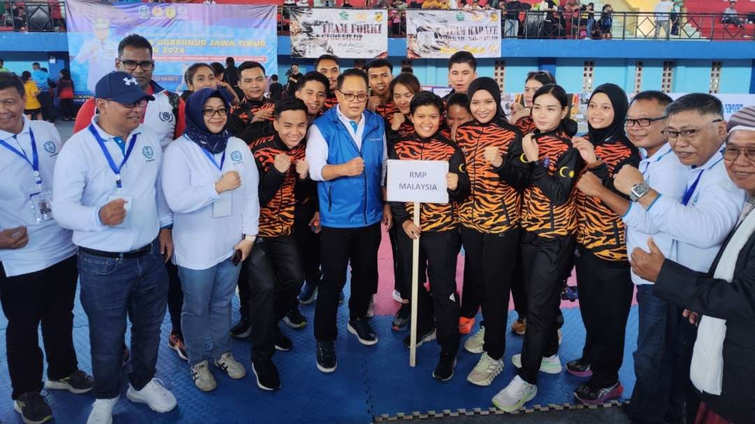 Pj Gubernur Jatim, Adhy Karyono, bersama kontingen dari Malaysia. (Foto: Fariz Yarbo/Ngopibareng.id)